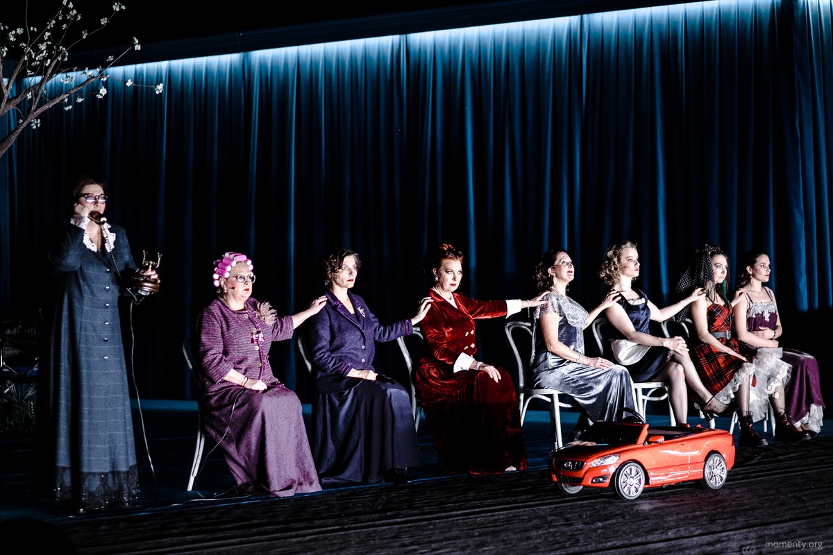 8 апреля театр. 8 Женщин Тюменский драматический театр. Восемь женщин спектакль Тюмень. 8 Женщин спектакль. Восемь женщин мюзикл.